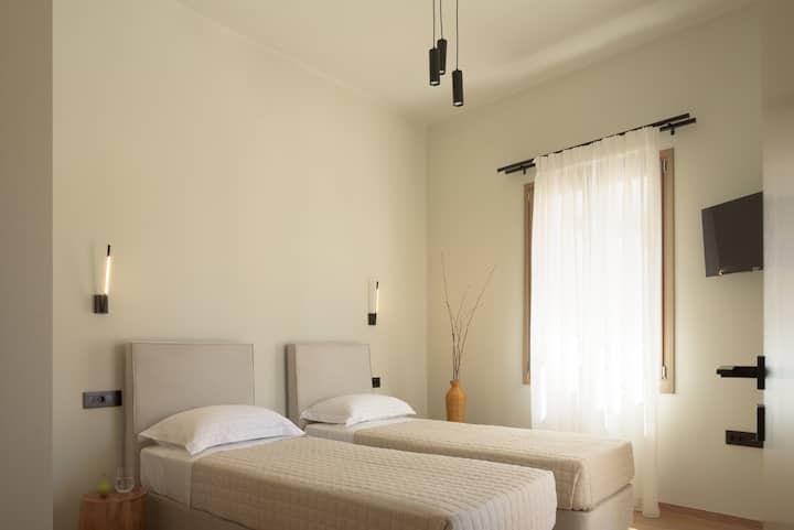 Vous pouvez choisir  si vous avez besoin de 2 lits simples ou d'un lit double avec l'utilisation d'un matelas anatomique. 