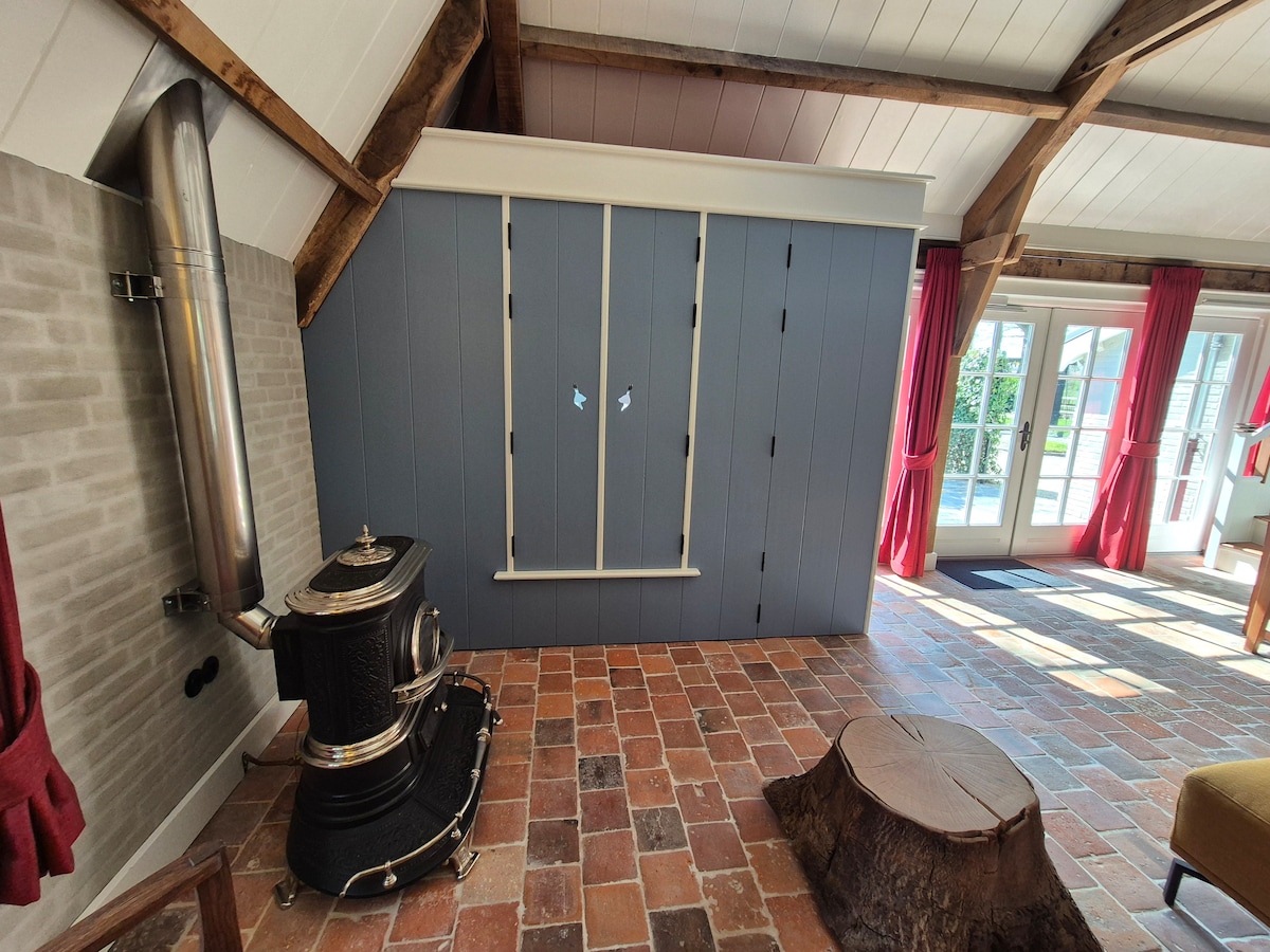 Në katin përdhes ndodhet një krevat tipik i modës së vjetër holandeze me një krevat dopio, gardërobë dhe një televizor LG 32 inç. 
Në katin e sipërm ndodhen 2 krevate tekë me gardërobë.