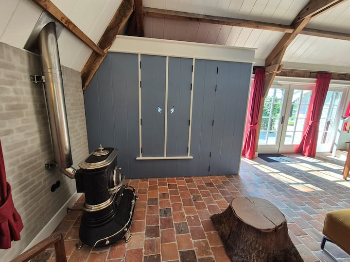 На приземјето има типичен холандски удобен старомоден кревет со двоен кревет, гардеробер и телевизор LG од 32 инчи. 
На горниот кат има 2 единечни кревета со гардероба.