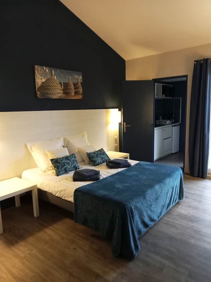 Spálňa s manželskou posteľou King pozostávajúcej z dvoch 90 lôžok, možnosť ich oddeliť.