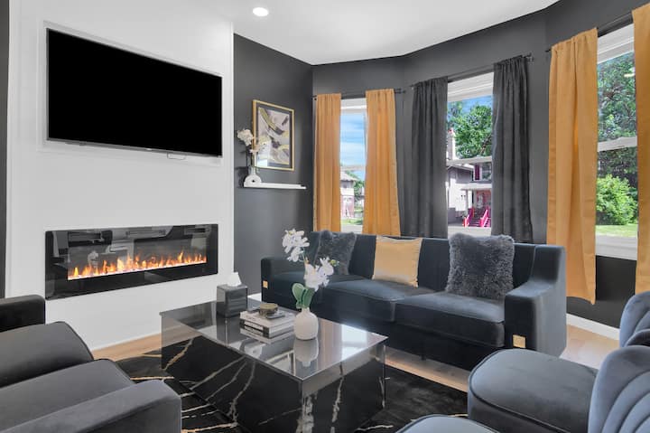 Luxury Group Stay • Sleeps 16 + Tesla Charging - Detroit