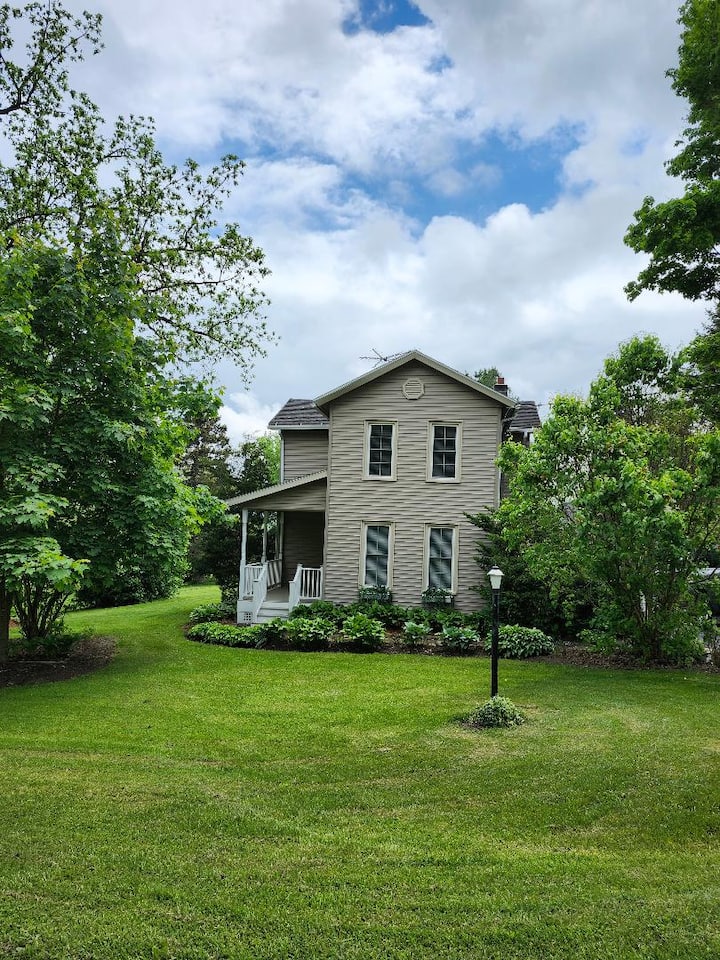 Wine Country Getaway By Keuka Lake-1865 Farmhouse - Penn Yan, NY