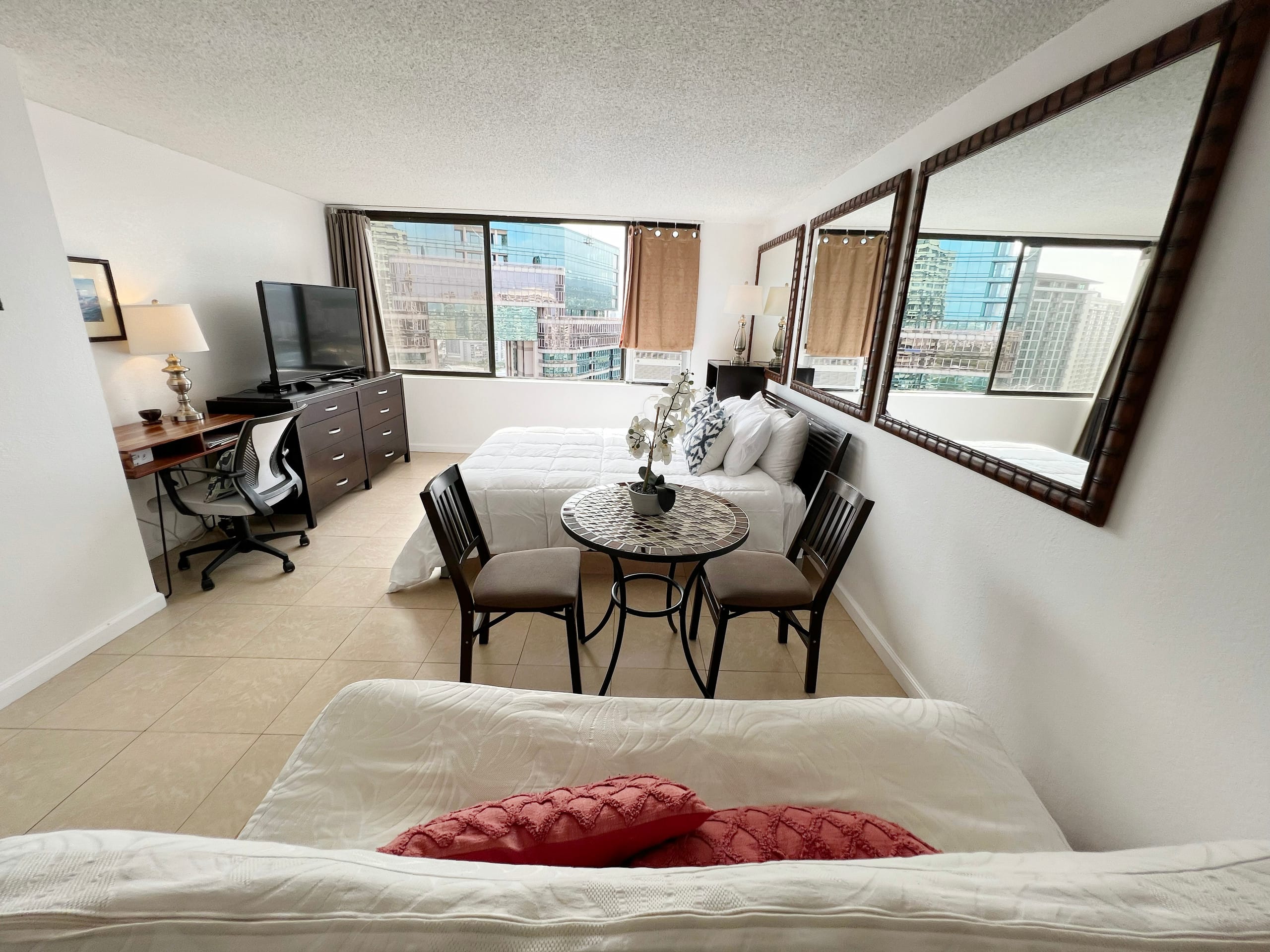 Waikiki 2BR/2Bath Suite + Catamaran Adventure - Image 16