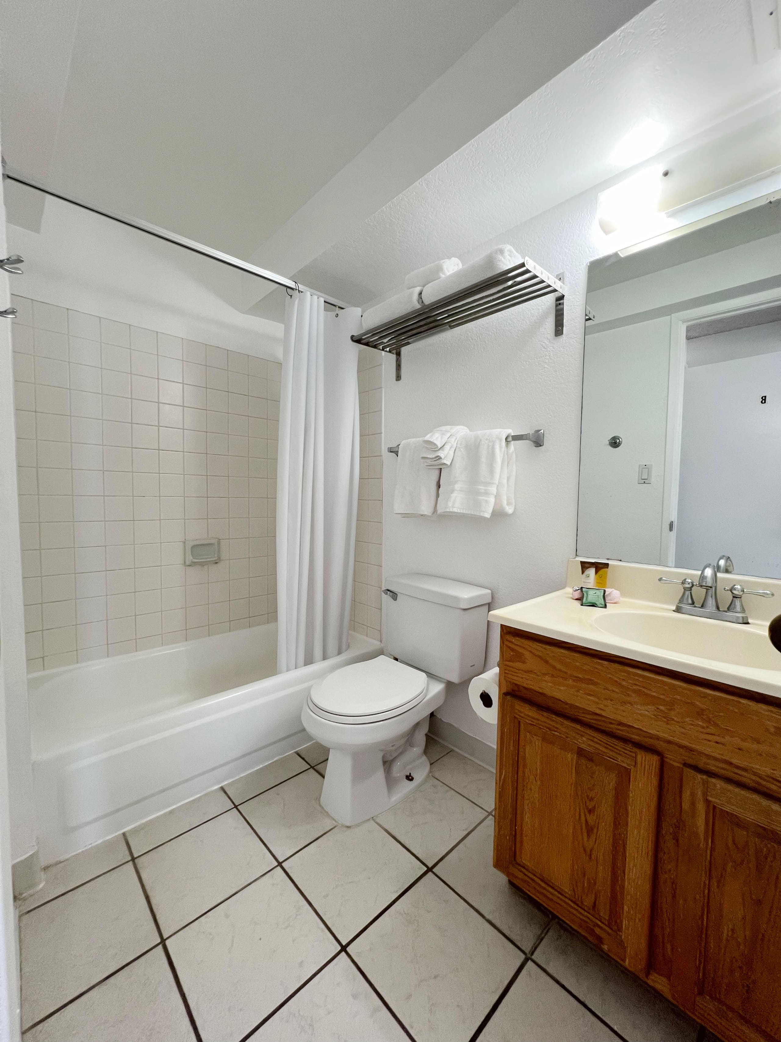 Waikiki 2BR/2Bath Suite + Catamaran Adventure - Image 9