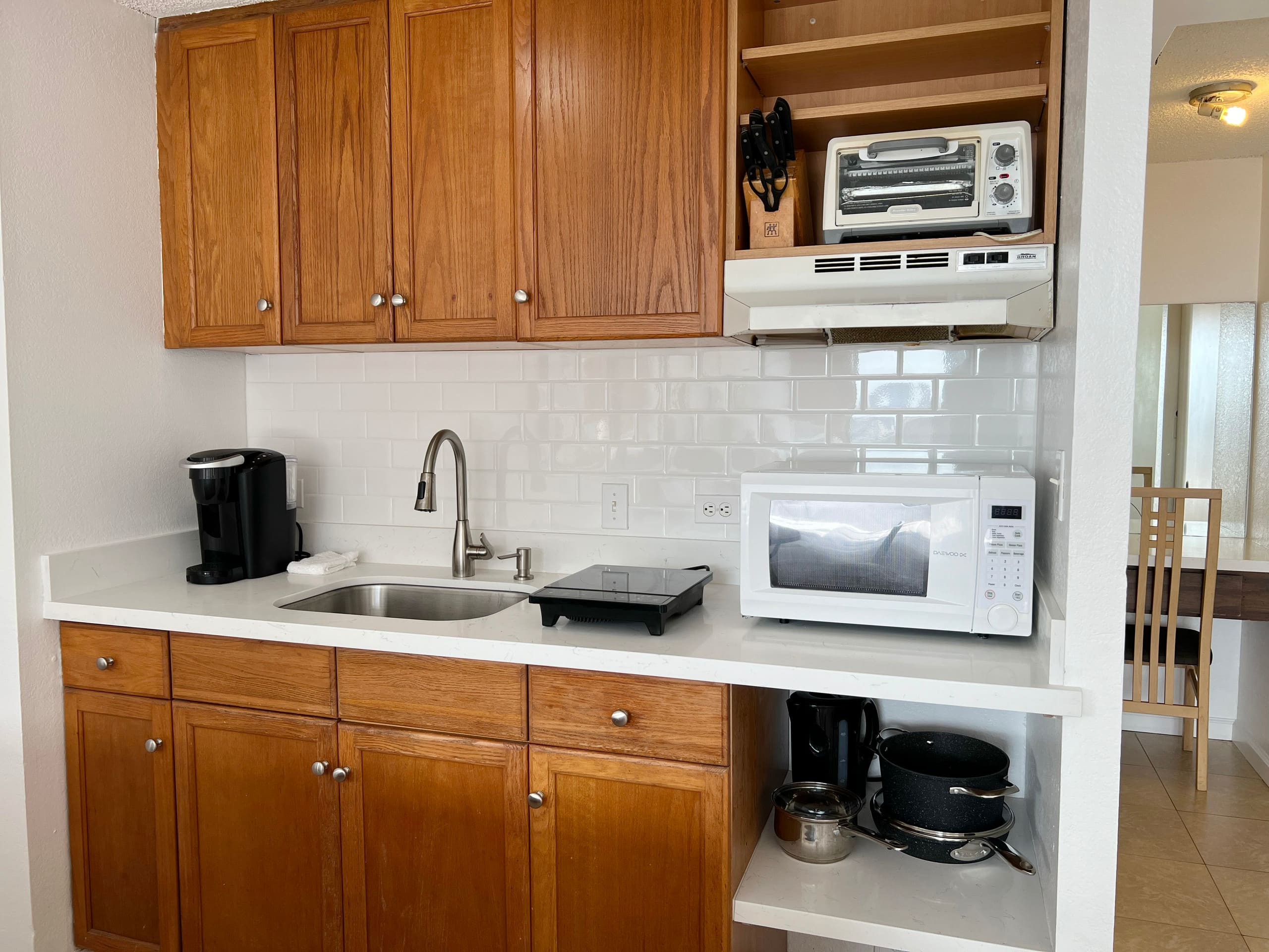 Waikiki 2BR/2Bath Suite + Catamaran Adventure - Image 2