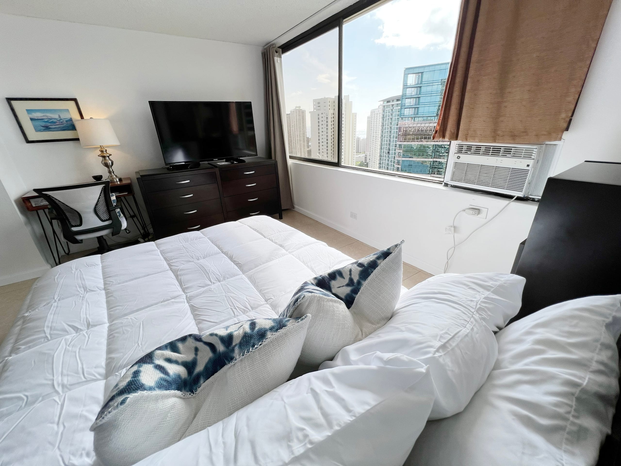 Waikiki 2BR/2Bath Suite + Catamaran Adventure - Image 5