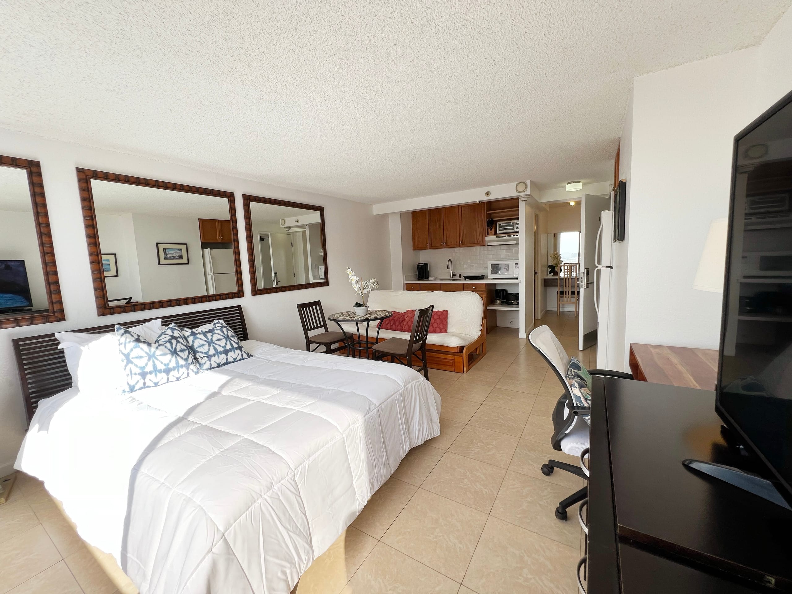 Waikiki 2BR/2Bath Suite + Catamaran Adventure - Image 4