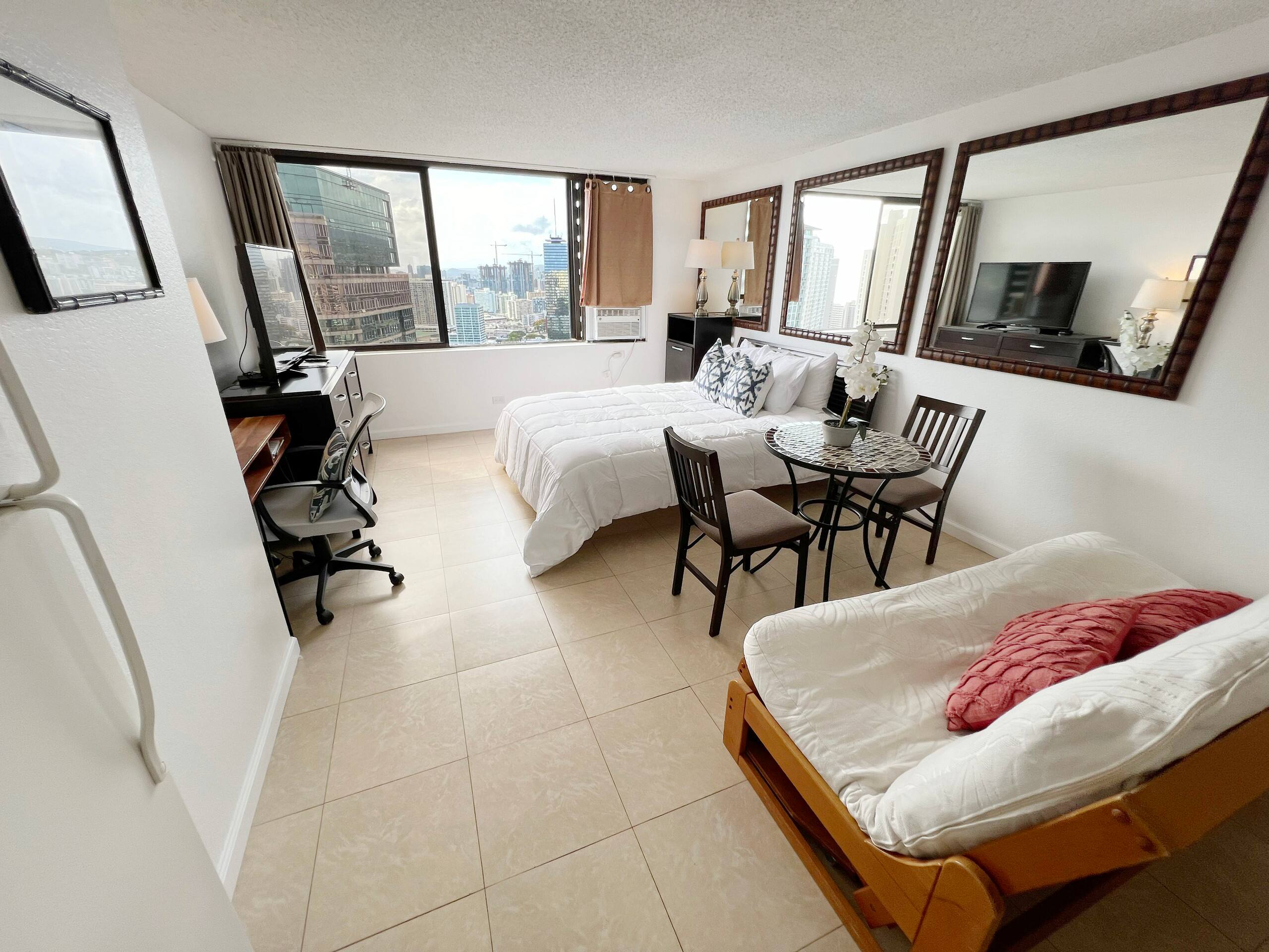 Waikiki 2BR/2Bath Suite + Catamaran Adventure - Image 1