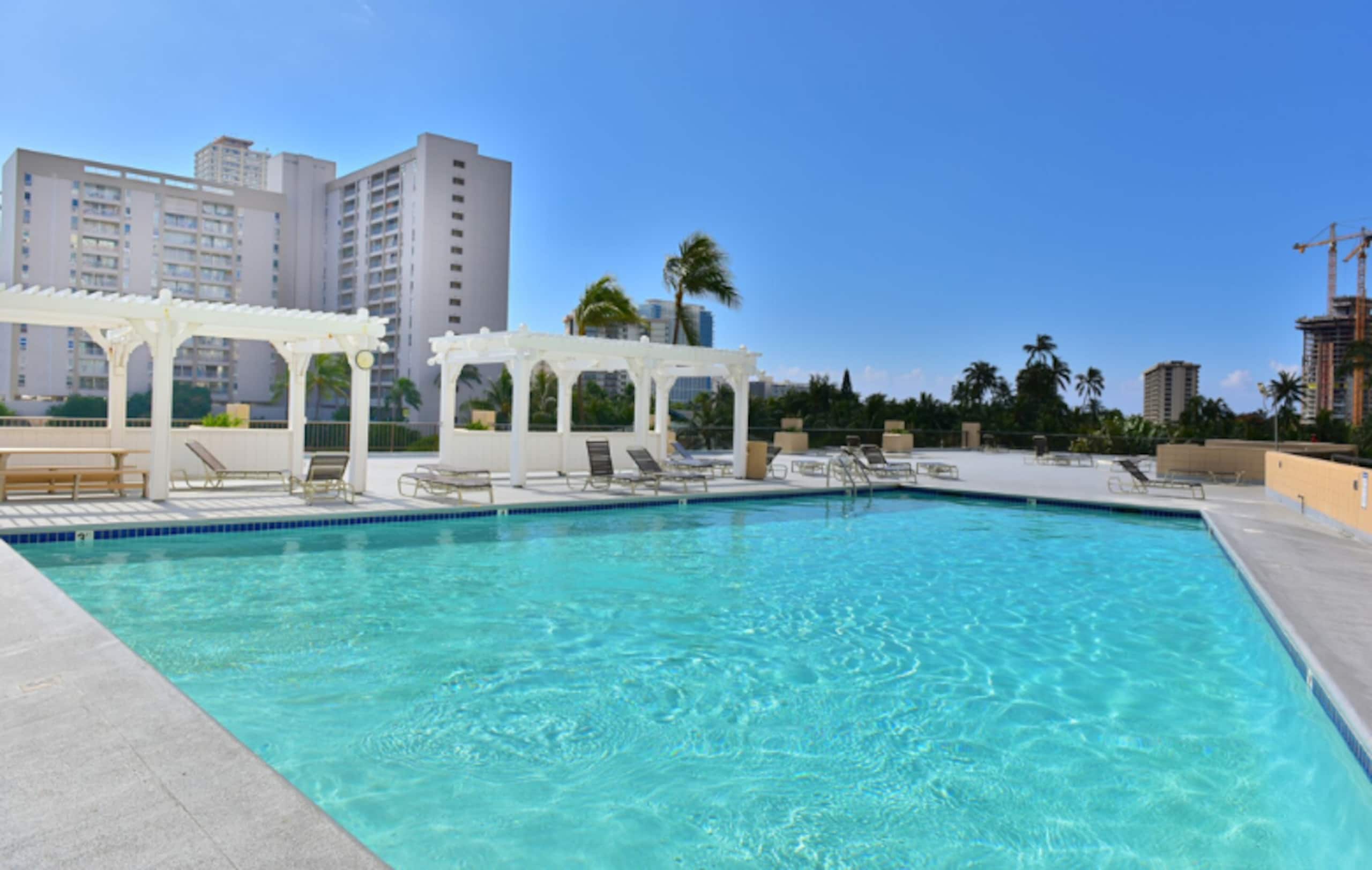 Waikiki 2BR/2Bath Suite + Catamaran Adventure - Image 14