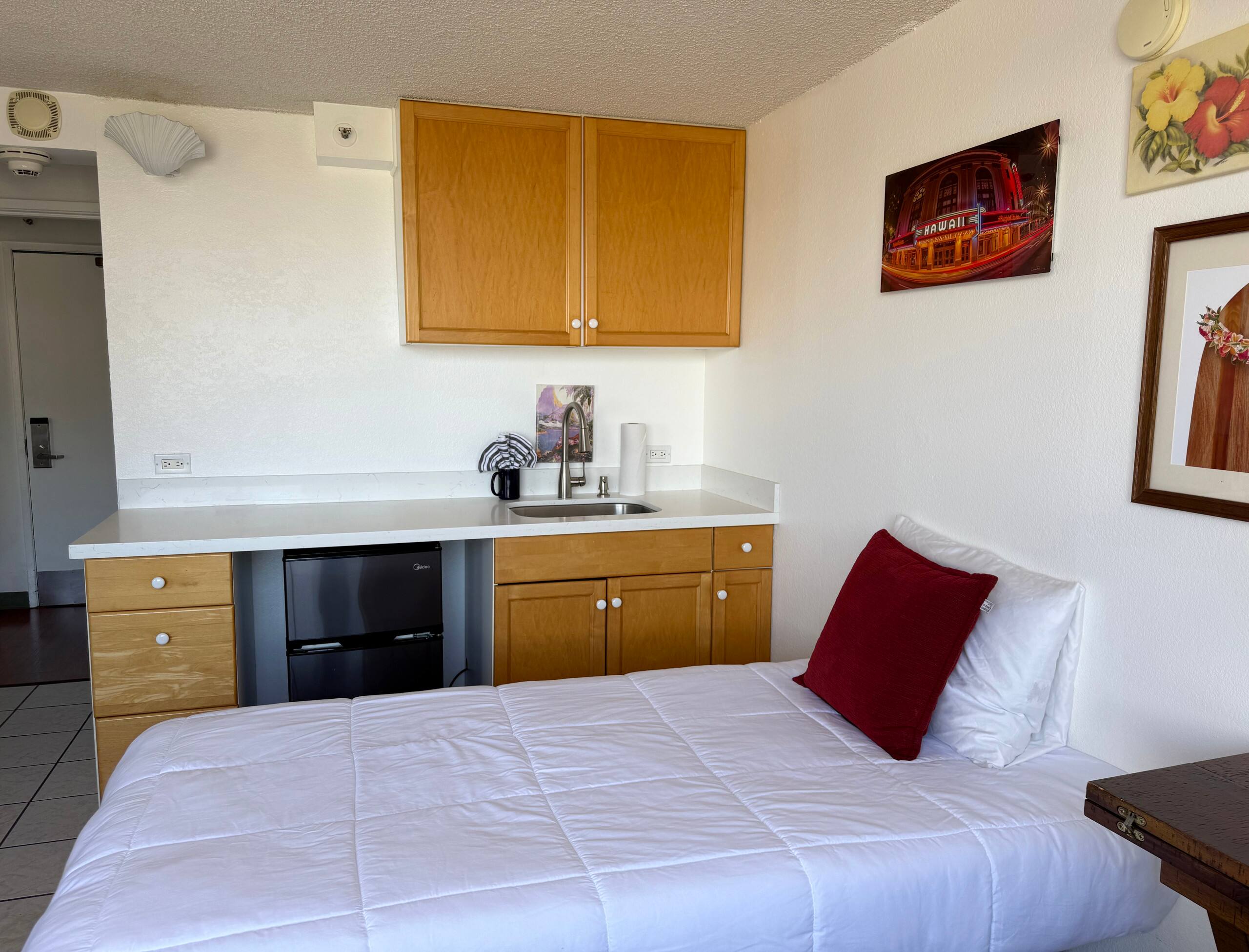 Waikiki 2BR/2Bath Suite + Catamaran Adventure - Image 19