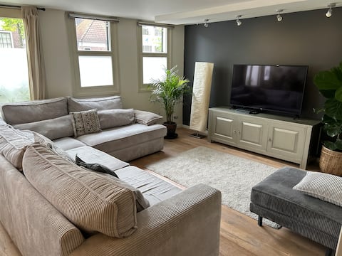 Popular Airbnb listing: Beautiful Canal Suite in historic city centre in Bakenes