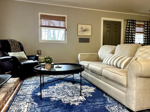 Top performing Airbnb: Cozy Carolina Cottage, located in town! in Highlands