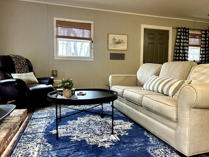 Cozy Carolina Cottage, Located In Town! - Highlands, NC