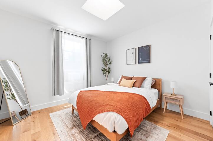 LUX! 3 FLRS Townhome w/Arcade| 10 Mins Dri to Path