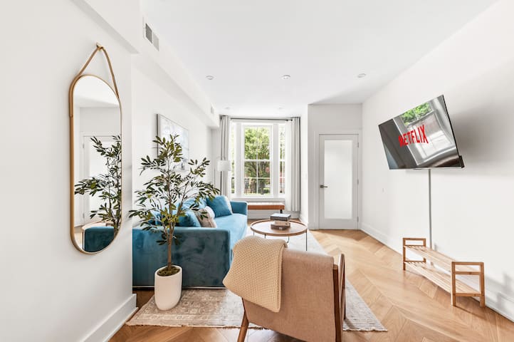 LUX! 3 FLRS Townhome w/Arcade| 10 Mins Dri to Path gallery image 2