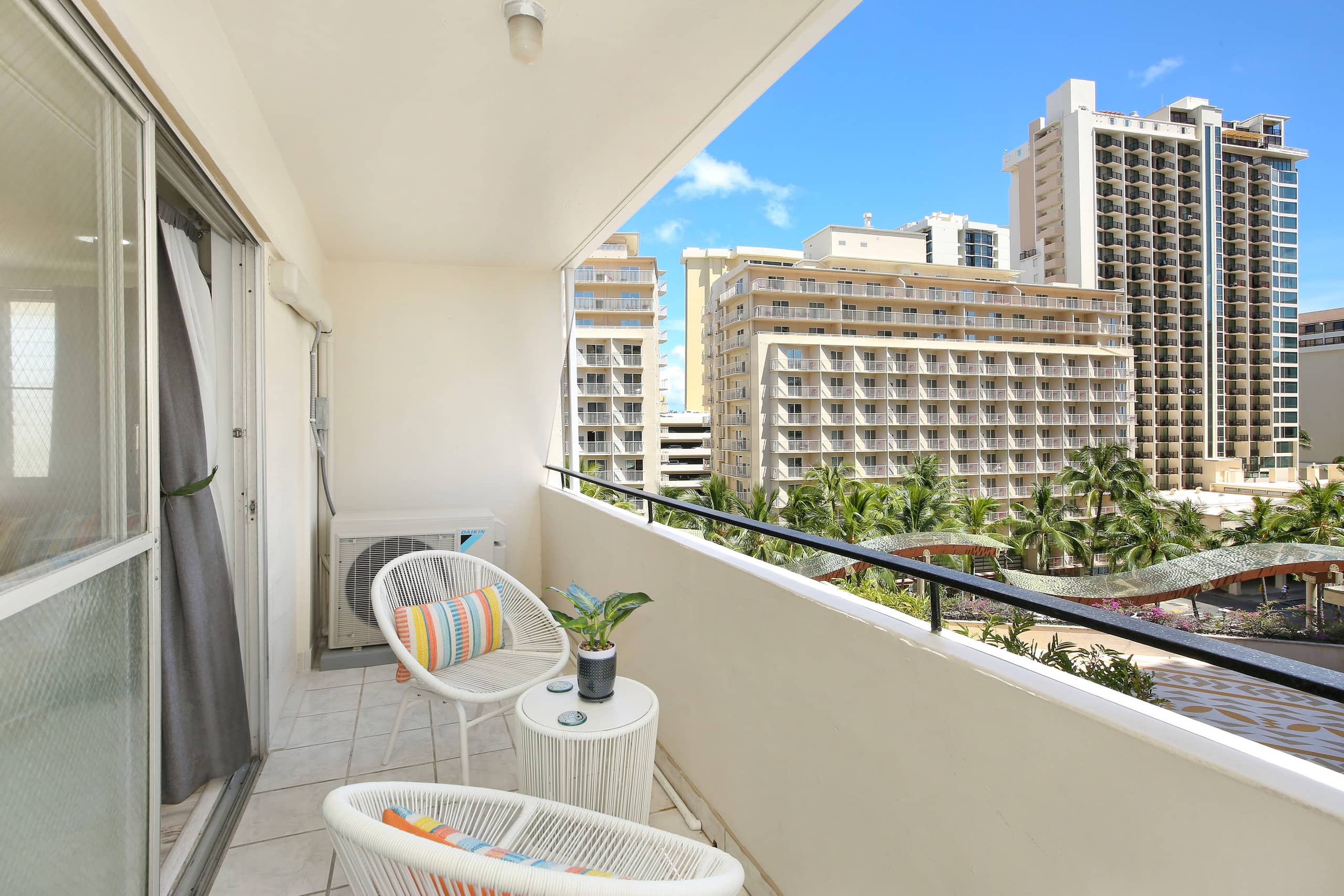 Condo in Honolulu · ★4.71 · 2 bedrooms · 4 beds · 1 bath - Image 26