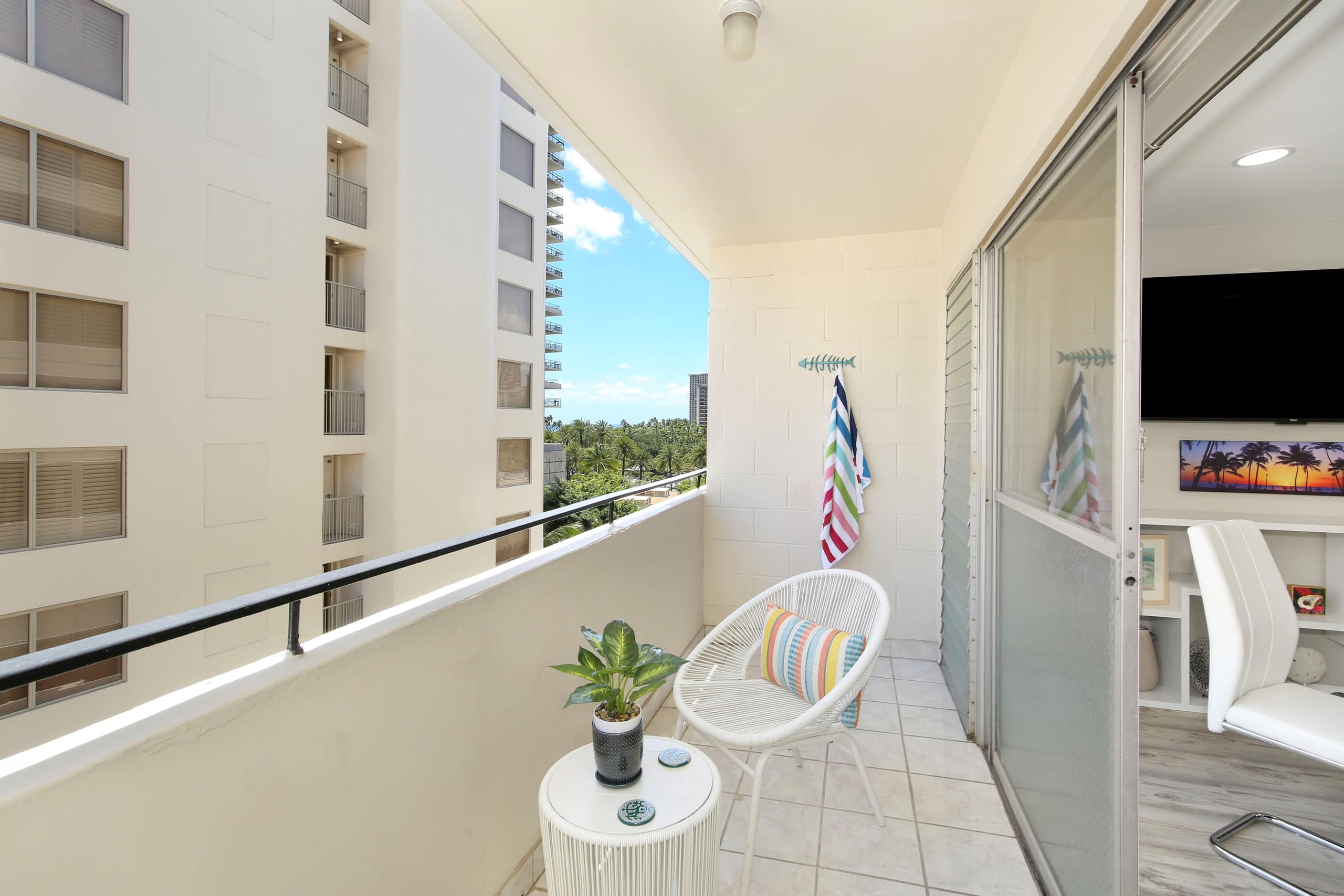 Condo in Honolulu · ★4.71 · 2 bedrooms · 4 beds · 1 bath - Image 27