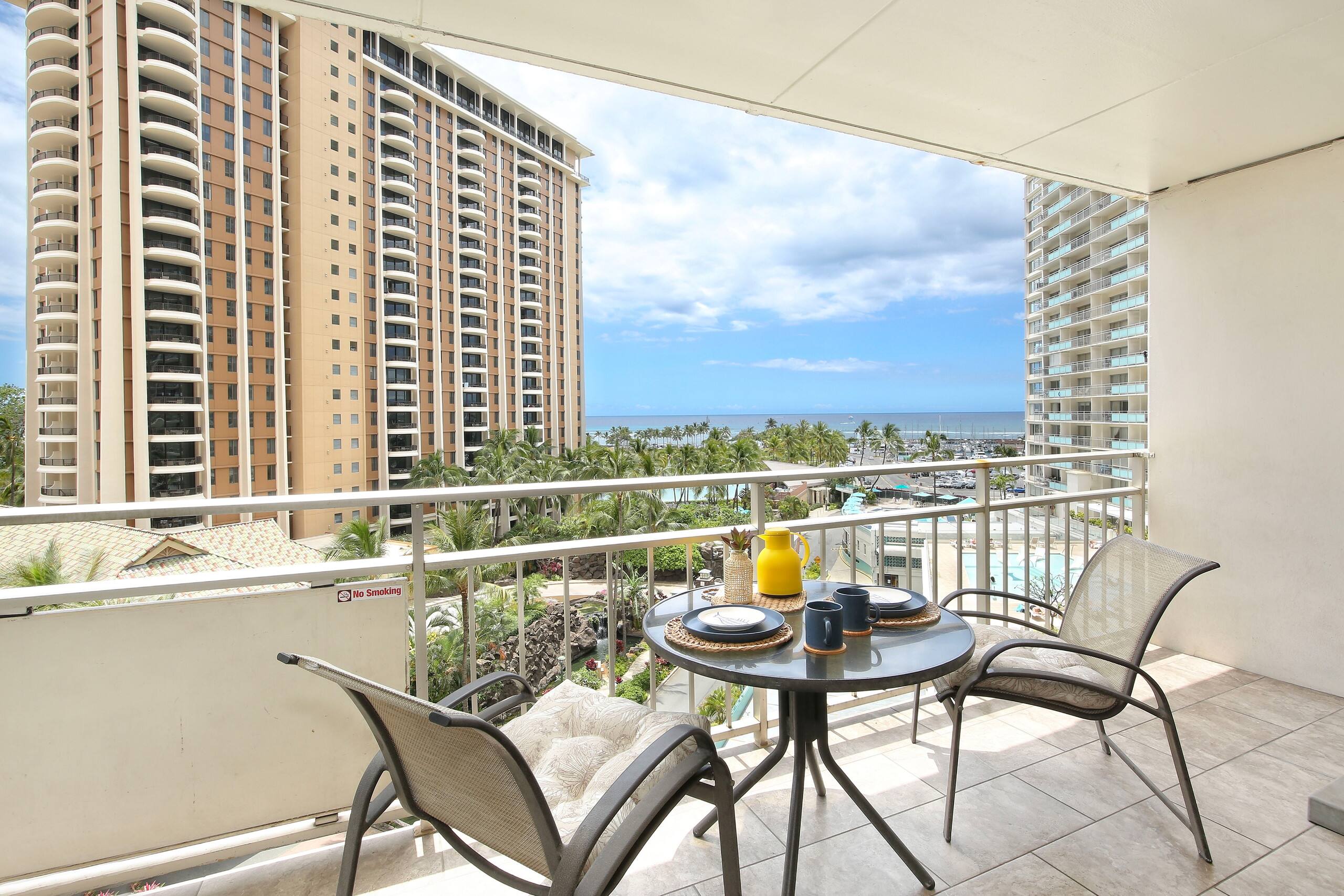 Condo in Honolulu · ★4.74 · 1 bedroom · 2 beds · 1 private bath - Image 13