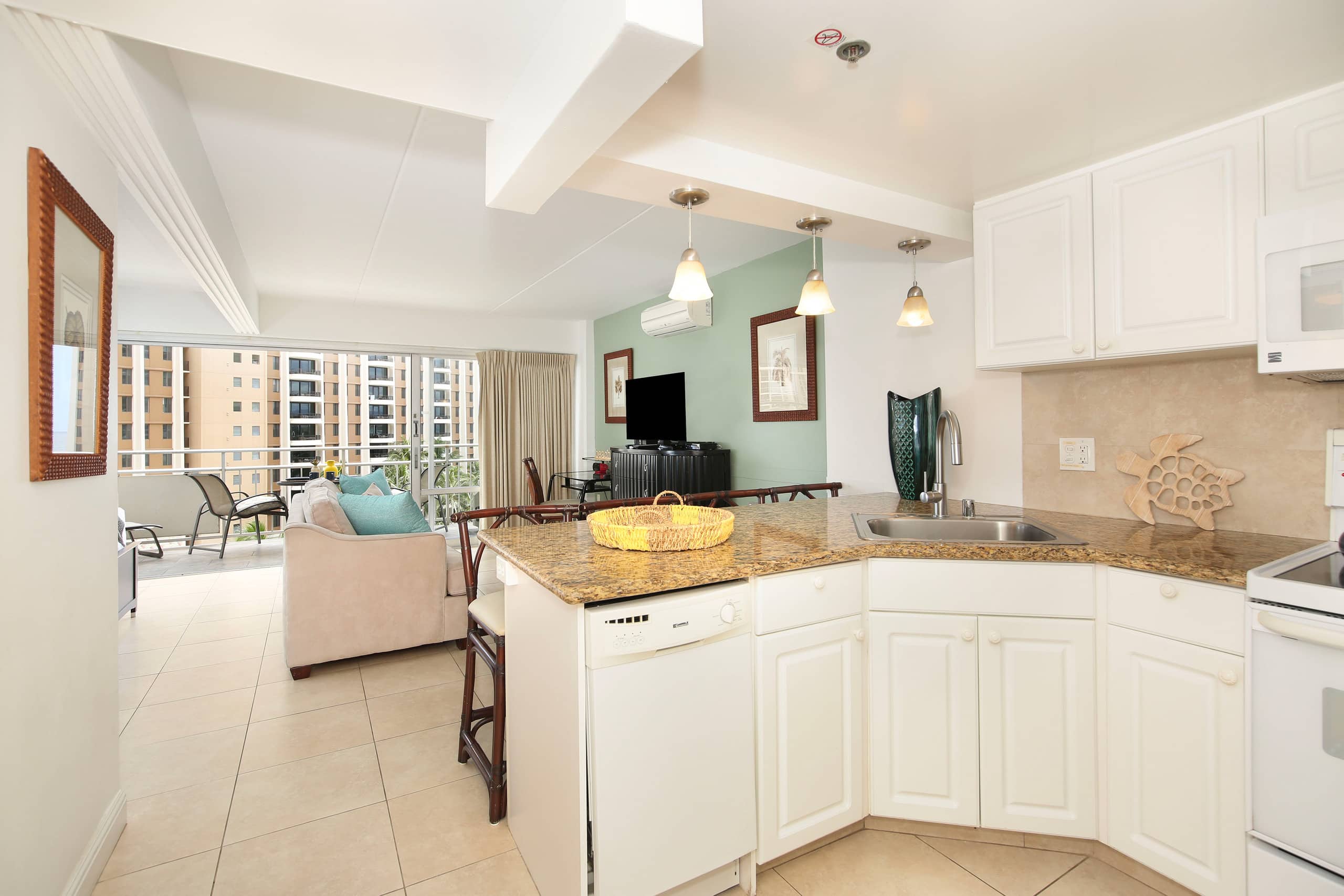 Condo in Honolulu · ★4.74 · 1 bedroom · 2 beds · 1 private bath - Image 9