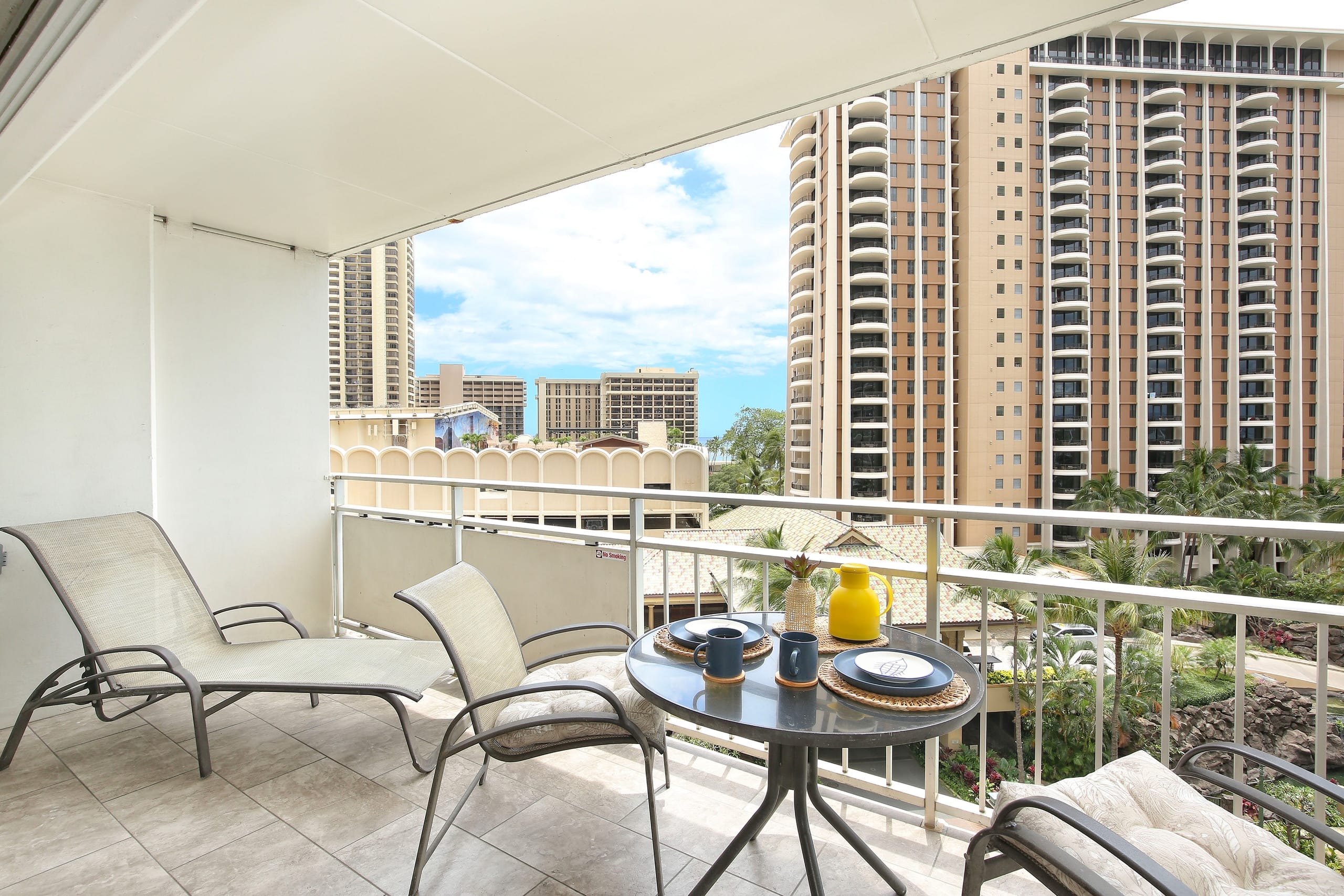 Condo in Honolulu · ★4.74 · 1 bedroom · 2 beds · 1 private bath - Image 15