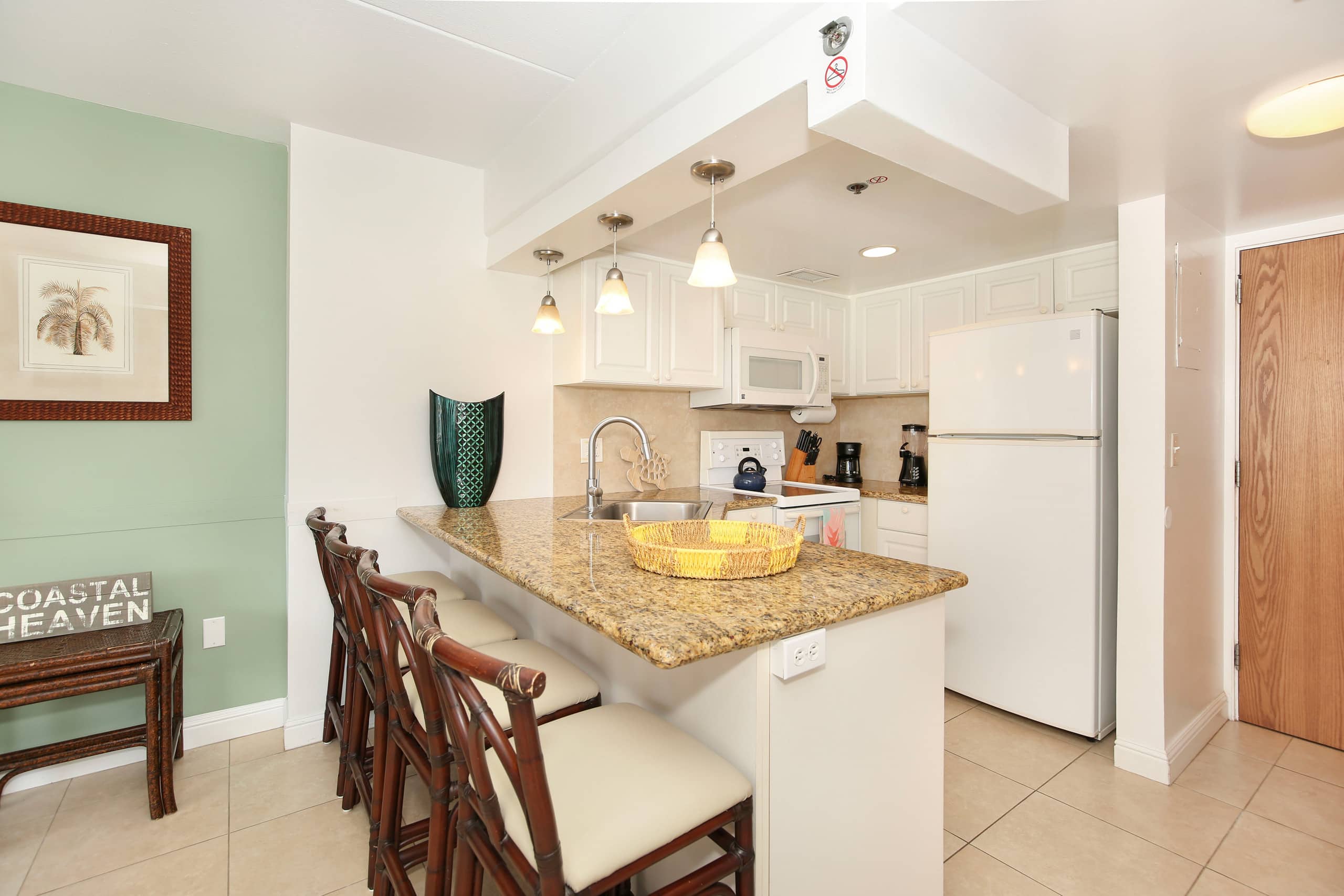Condo in Honolulu · ★4.74 · 1 bedroom · 2 beds · 1 private bath - Image 8
