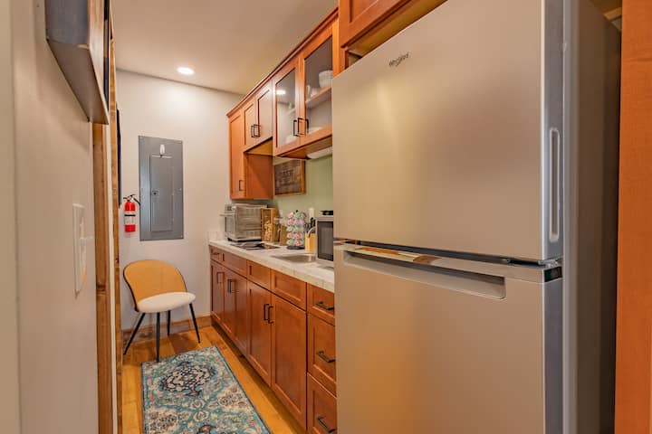 Location! Stylish Downtown Frankfort Studio Apt - Frankfort, KY