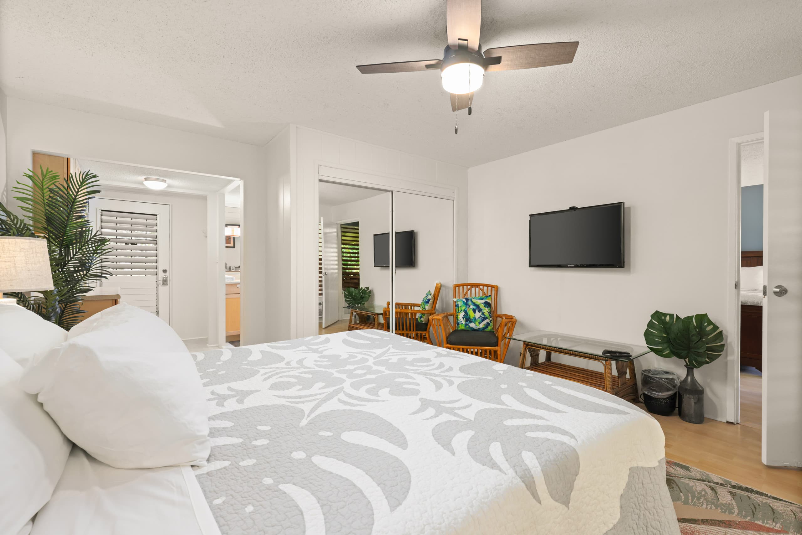 Prime Location! Double Studios TWO King Bed Suites - Image 12