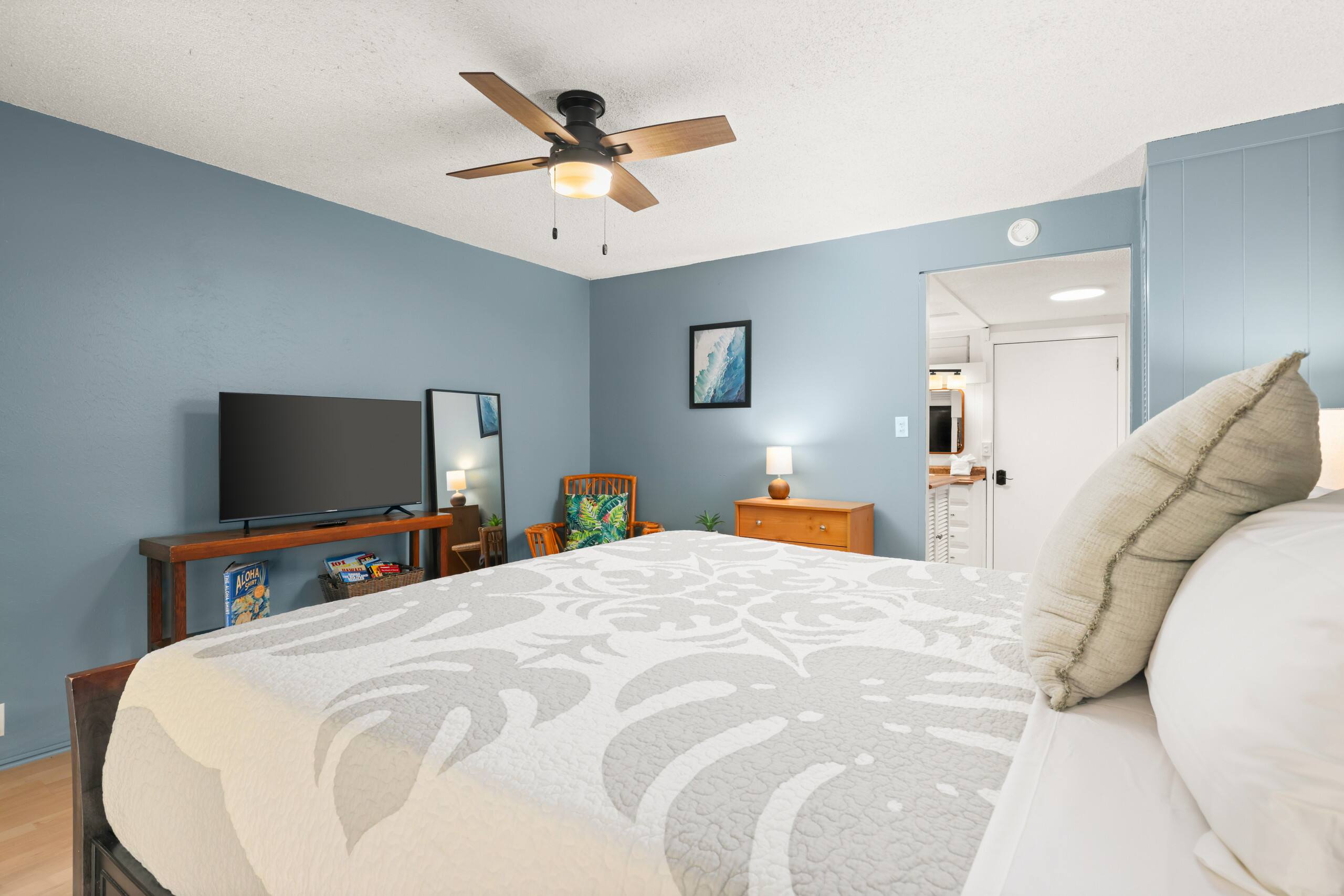 Prime Location! Double Studios TWO King Bed Suites - Image 11