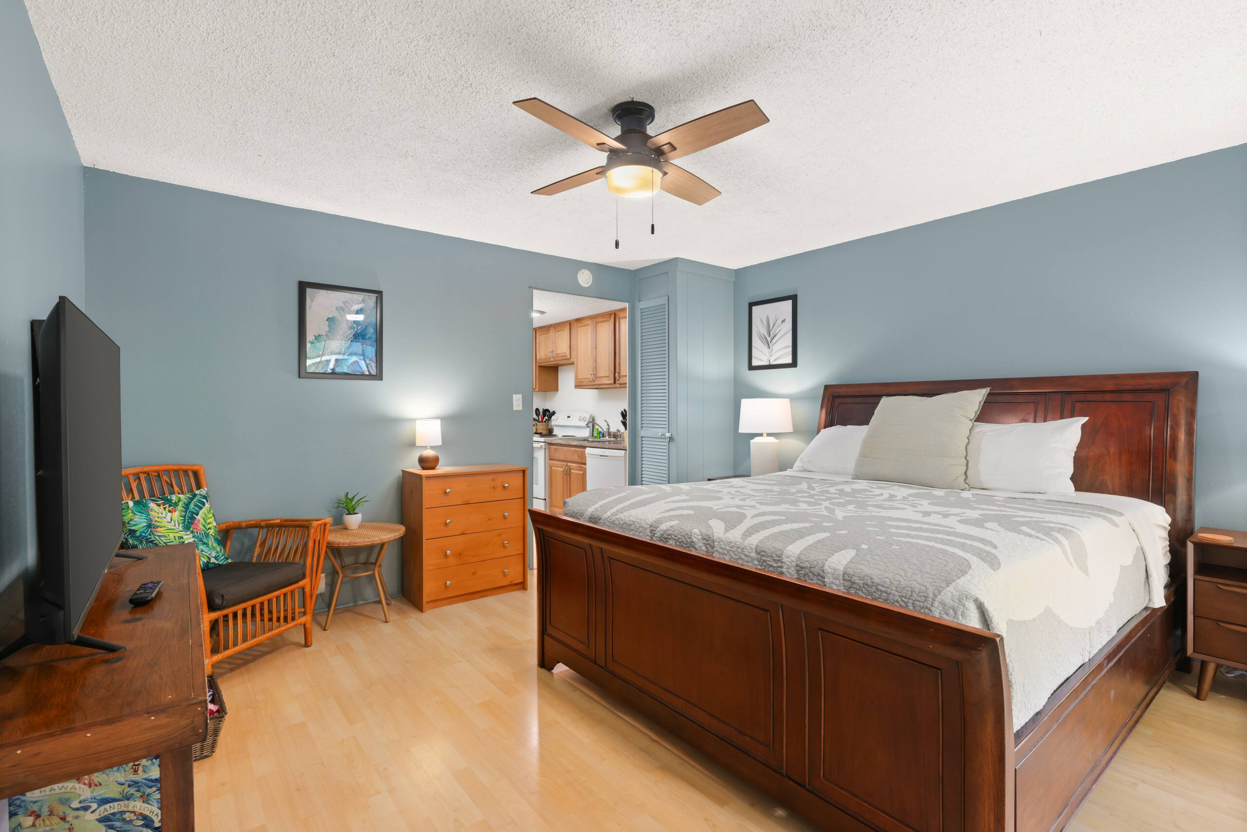 Prime Location! Double Studios TWO King Bed Suites - Image 9