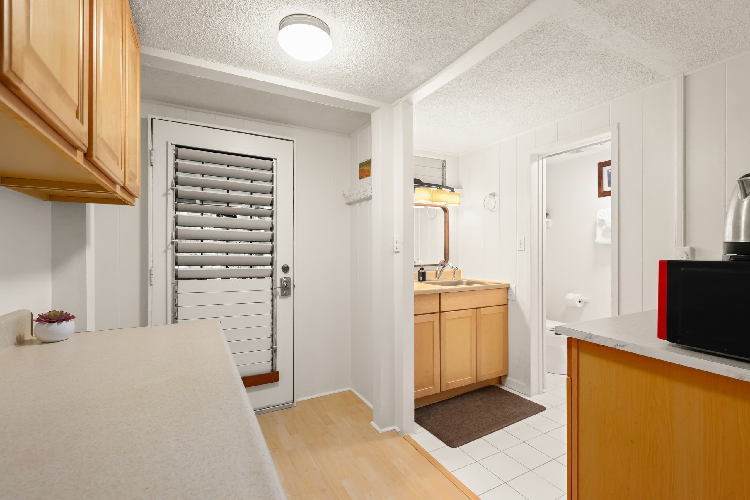 Prime Location! Double Studios TWO King Bed Suites - Image 16