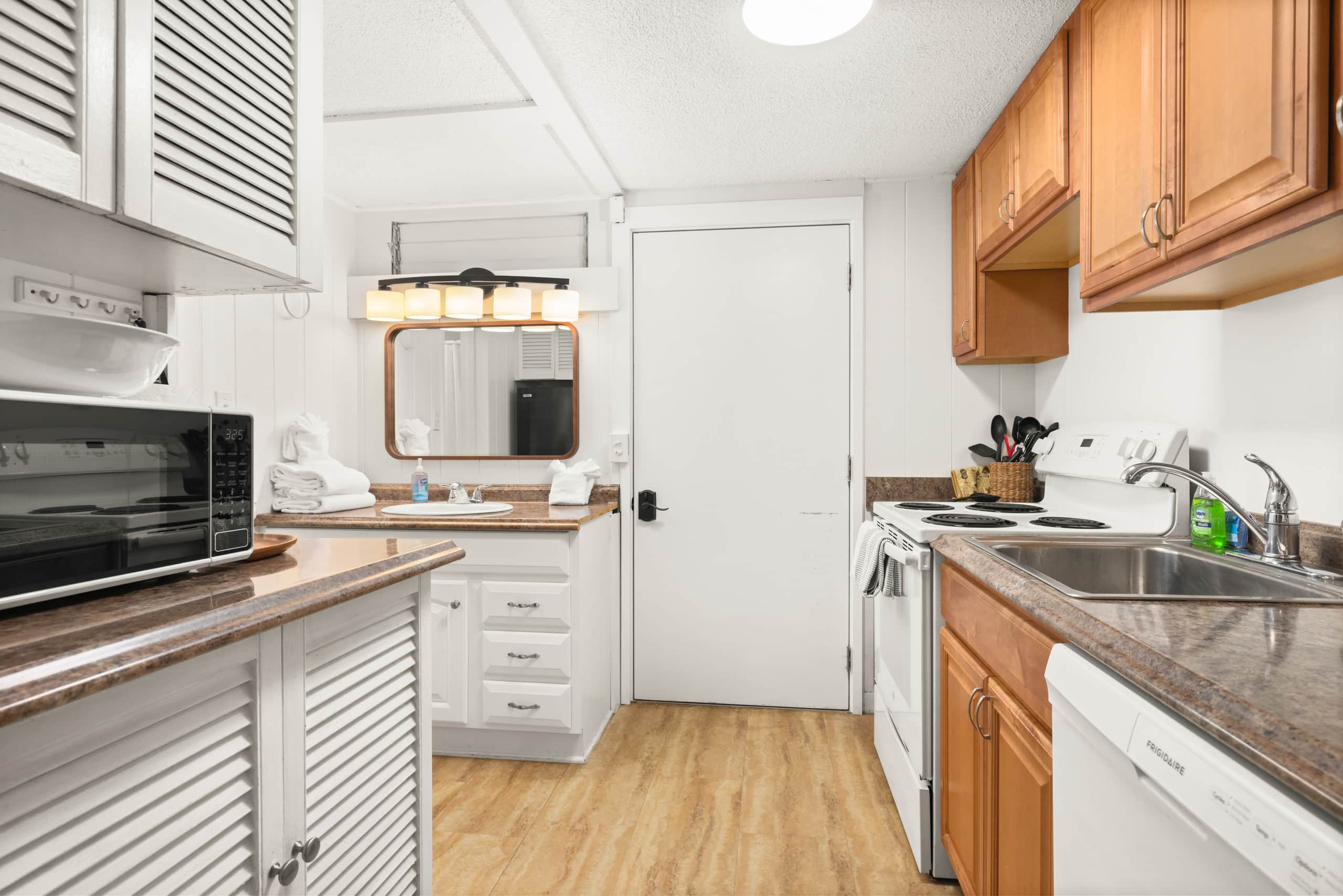 Prime Location! Double Studios TWO King Bed Suites - Image 2