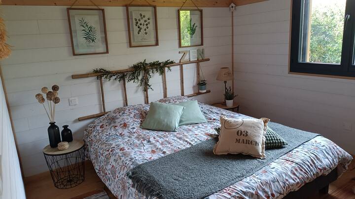Una cama King size (160x200) para darle la bienvenida sin problemas en esta habitación con una cuidada decoración y mimos