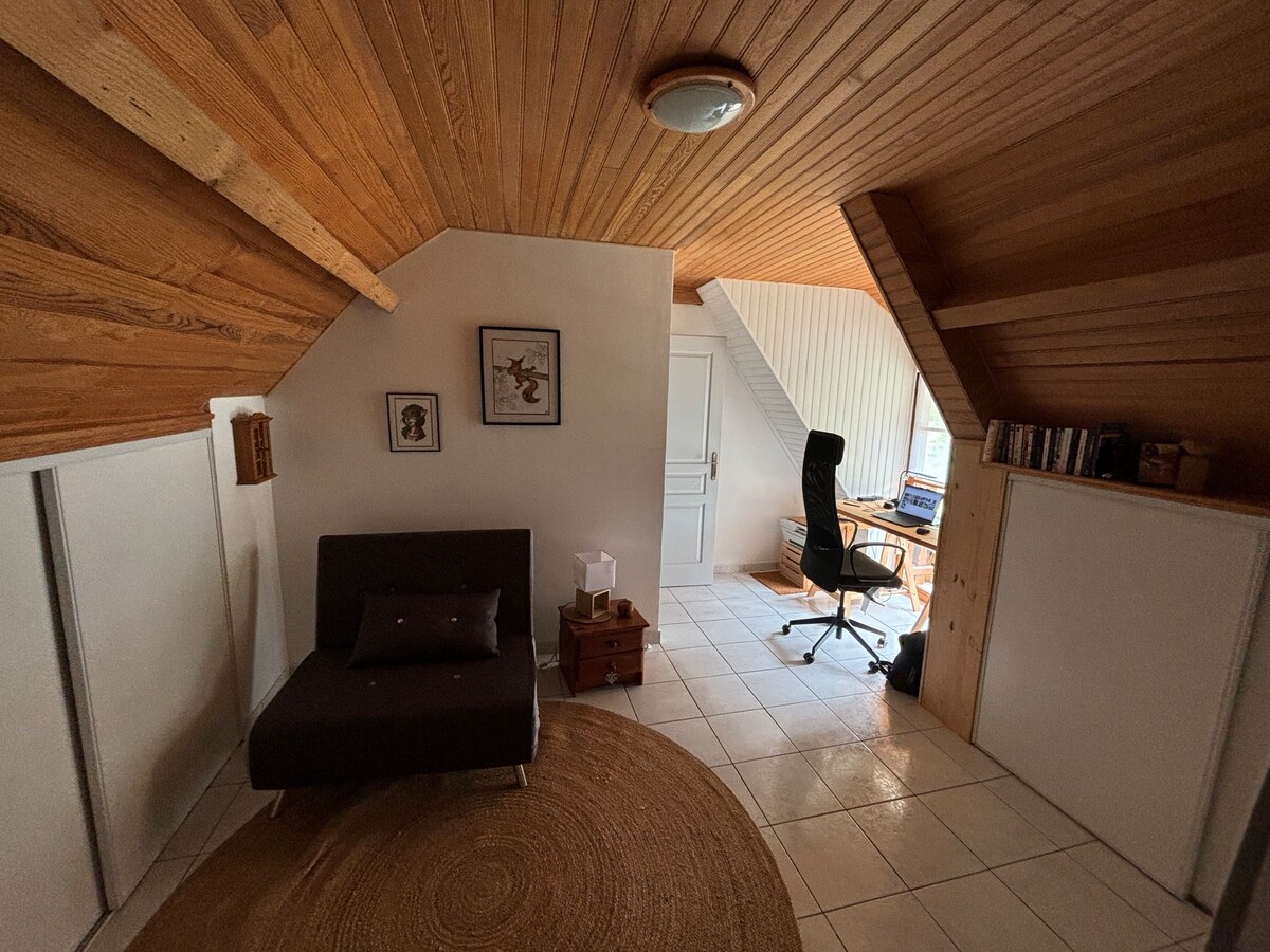 Nëpër dhomë gjumi duke përfshirë hapësirën e zyrës dhe një divan krevat tek 100 x 190.
Kjo është rruga për në dhomën e gjumit 1, banja dhe tualeti lart