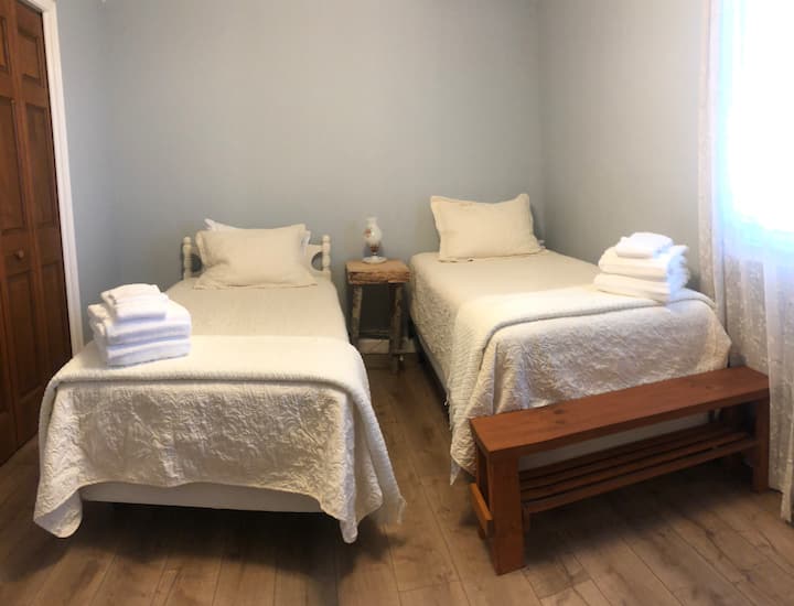 Dhoma e tretë e gjumit ka dy krevate dopio dhe një krevat dopio të palosur në dollap.