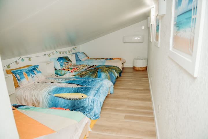 غرفة نوم علوية - مساحة للأطفال أو الطفل بداخلك، مع 4 أسرّة مزدوجة أو سريرين كبيرين