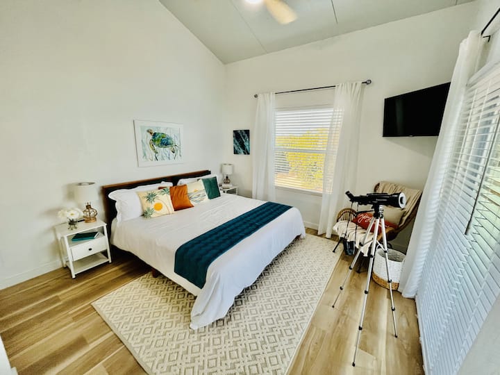 غرفة نوم داخلية تضم سرير كينج رقم2 - مرتبة ممتازة متوسطة الصلابة مع بياضات عالية الجودة وتلفزيون ذكي