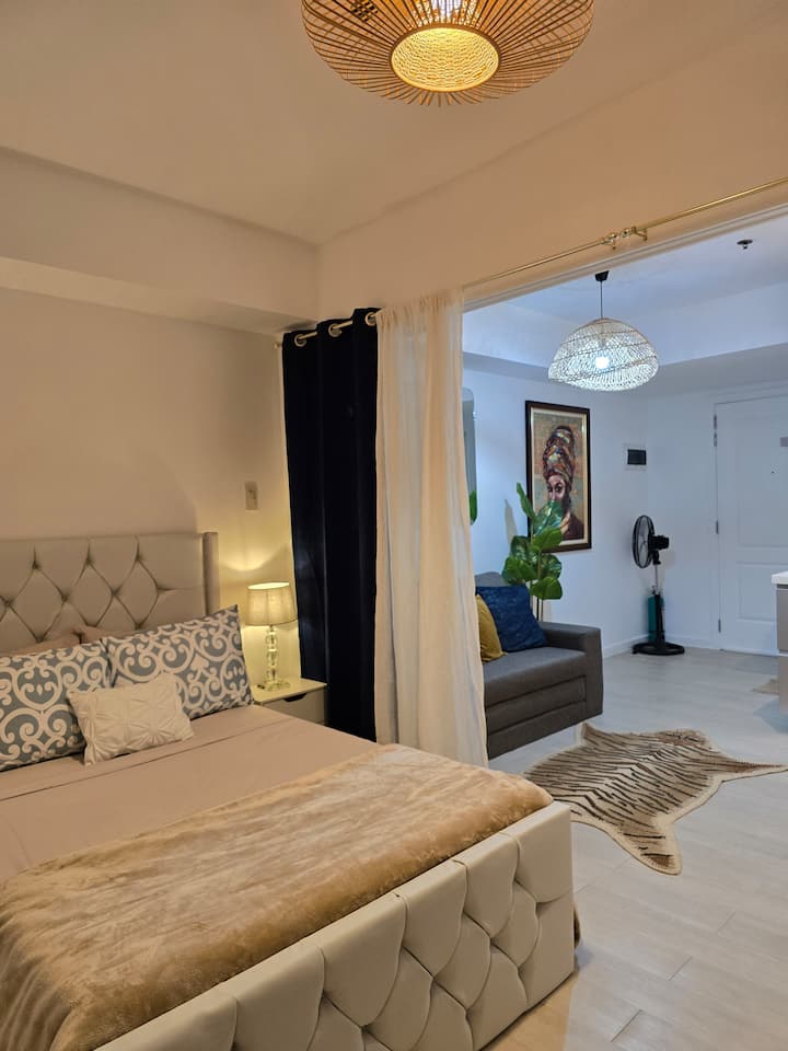 Ორადგილიანი საწოლი
Შუშის კარი, რომელიც ყოფს საძინებელსა და მისაღებ ოთახს დამატებითი კონფიდენციალურობის ფარდებით 
