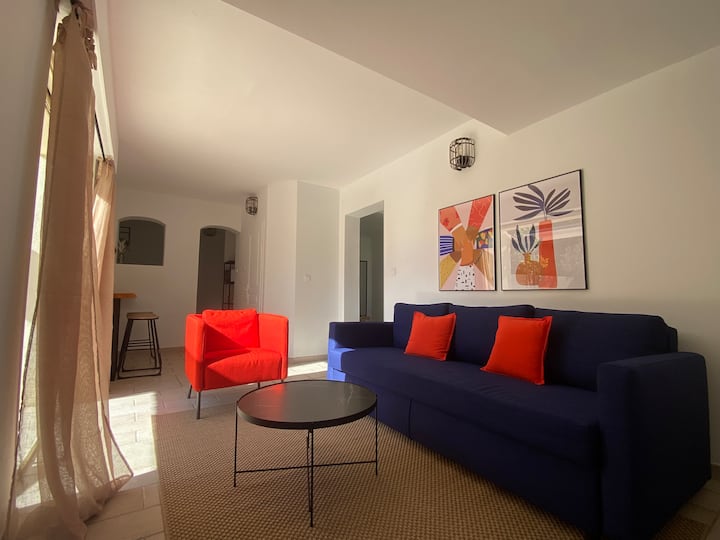 Ovo je šareni dnevni prostor s velikom sofom na razvlačenje. Imat ćete izravan pristup bazenu. Nemojte paničariti ako imate djecu: osigurana je sigurnosna ograda. 