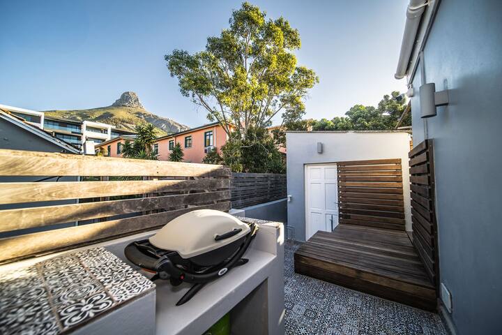 Stylish & Spacious 2-Bedroom Sea-Point Apartment gallery image 4