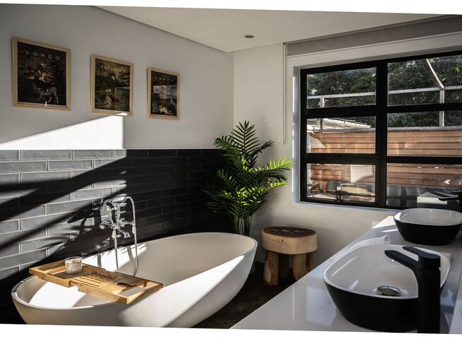 Stylish & Spacious 2-Bedroom Sea-Point Apartment gallery image 3