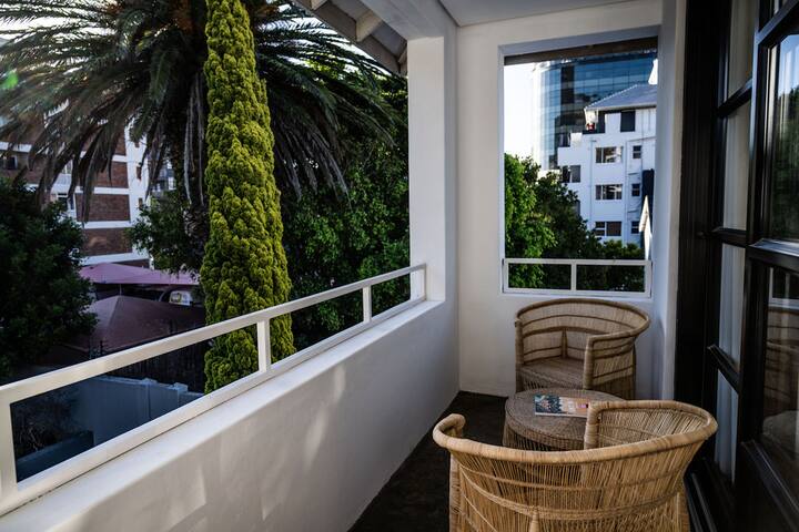 Stylish & Spacious 2-Bedroom Sea-Point Apartment gallery image 5