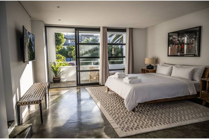 Stylish & Spacious 2-Bedroom Sea-Point Apartment gallery image 2