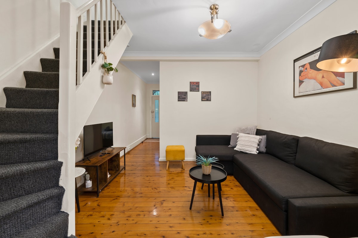 Popular Airbnb listing: Facilitated 4 BR / ICC&Darling Harbour-8 mins walk in Pyrmont