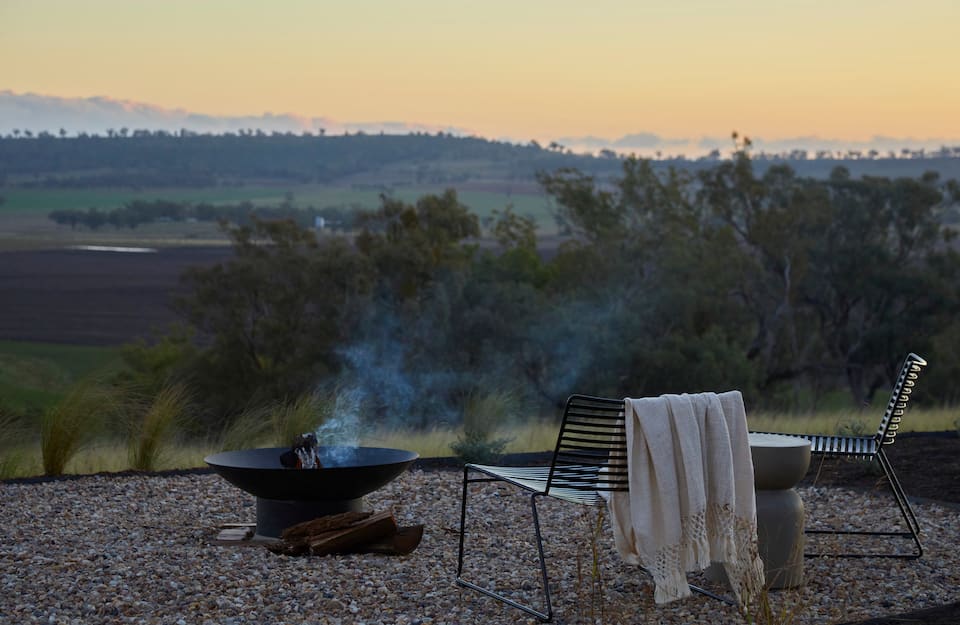 An architect's off-grid hut on a cattle farm, Quirindi, New South Wales, Australia, photo 7 of 10
