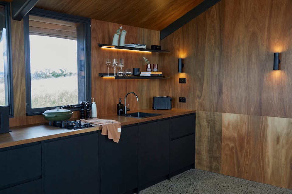 An architect's off-grid hut on a cattle farm, Quirindi, New South Wales, Australia, photo 8 of 10