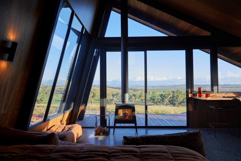 An architect's off-grid hut on a cattle farm, Quirindi, New South Wales, Australia, photo 3 of 10