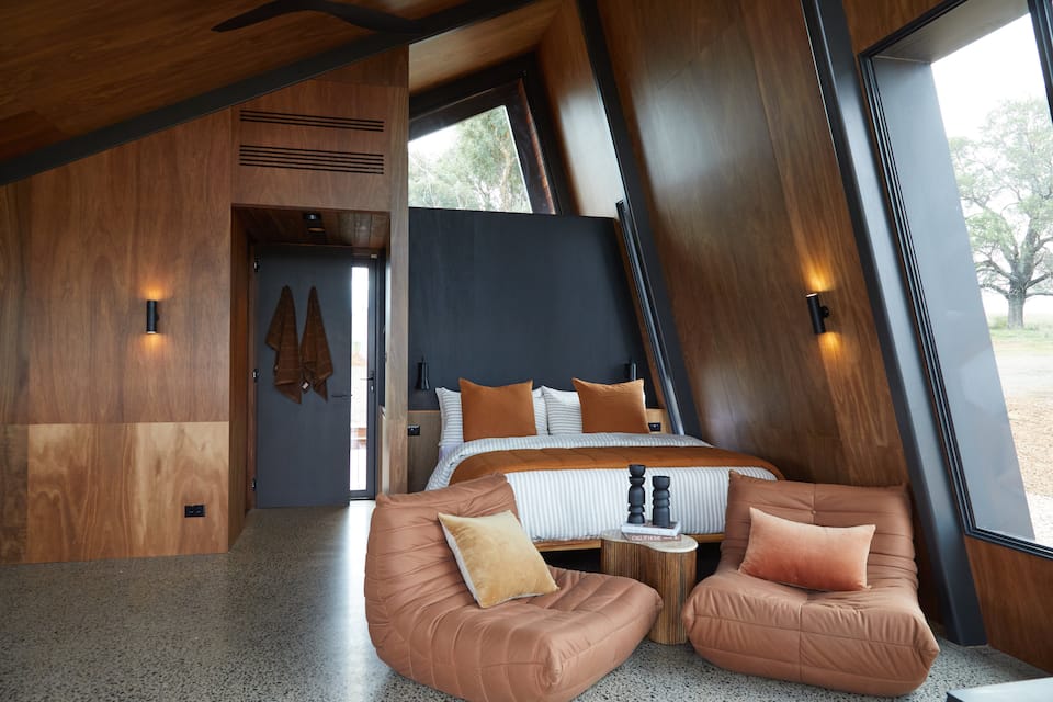 An architect's off-grid hut on a cattle farm, Quirindi, New South Wales, Australia, photo 6 of 10