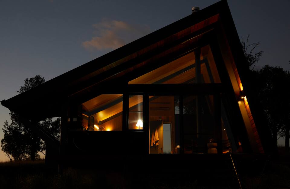 An architect's off-grid hut on a cattle farm, Quirindi, New South Wales, Australia, photo 9 of 10