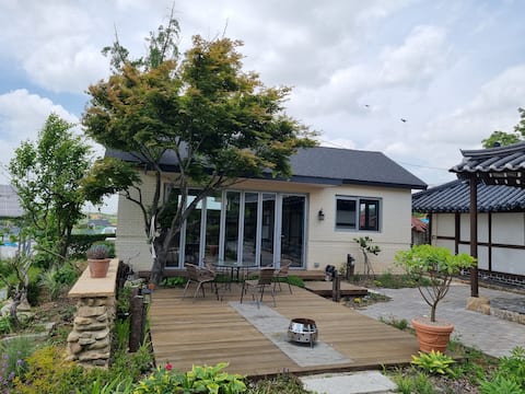 At the foot of Seowoonsan Mountain (4 people)
Team Haru
Hanok, garden, books, and a meeting of the '
