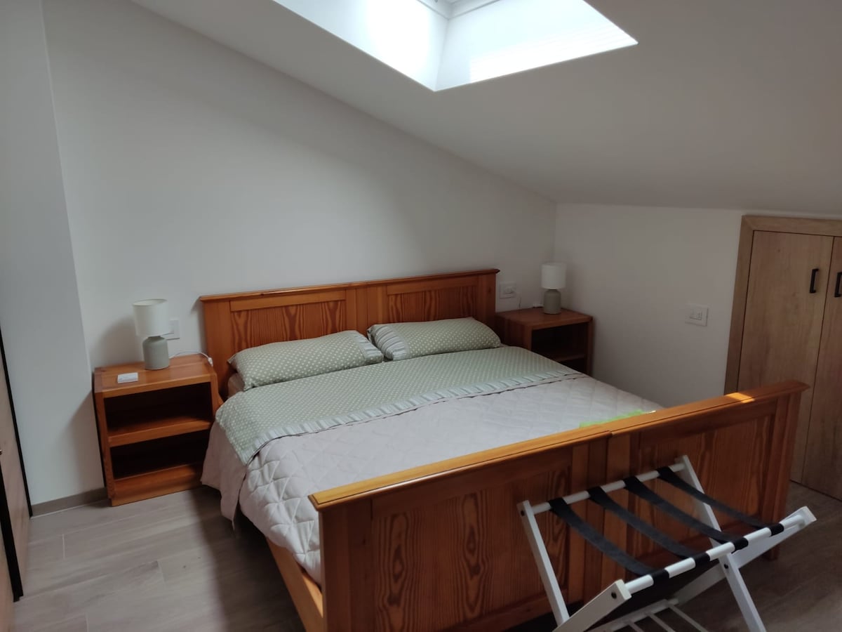 Spálňa s dvoma samostatnými lôžkami, ktoré môžu byť nakonfigurované ako manželská posteľ